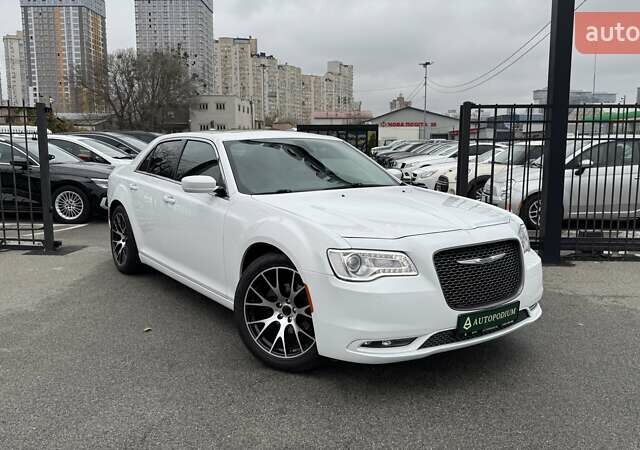 Белый Крайслер 300C, объемом двигателя 3.6 л и пробегом 165 тыс. км за 16800 $, фото 11 на Automoto.ua