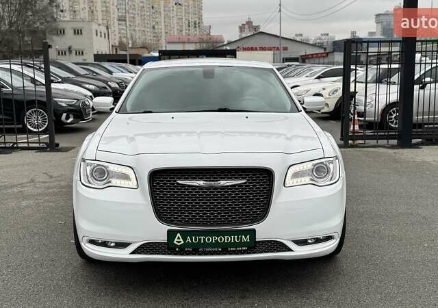 Белый Крайслер 300C, объемом двигателя 3.6 л и пробегом 165 тыс. км за 16800 $, фото 2 на Automoto.ua