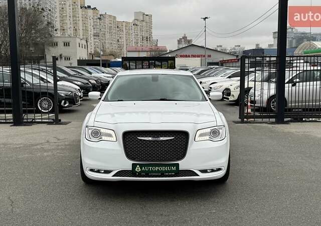 Белый Крайслер 300C, объемом двигателя 3.6 л и пробегом 165 тыс. км за 16800 $, фото 1 на Automoto.ua
