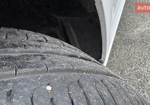 Белый Крайслер 300C, объемом двигателя 3.6 л и пробегом 165 тыс. км за 16800 $, фото 15 на Automoto.ua