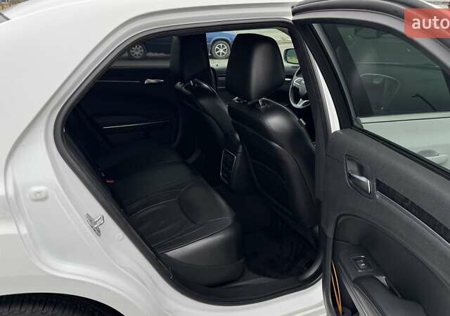 Белый Крайслер 300C, объемом двигателя 3.6 л и пробегом 165 тыс. км за 16800 $, фото 27 на Automoto.ua
