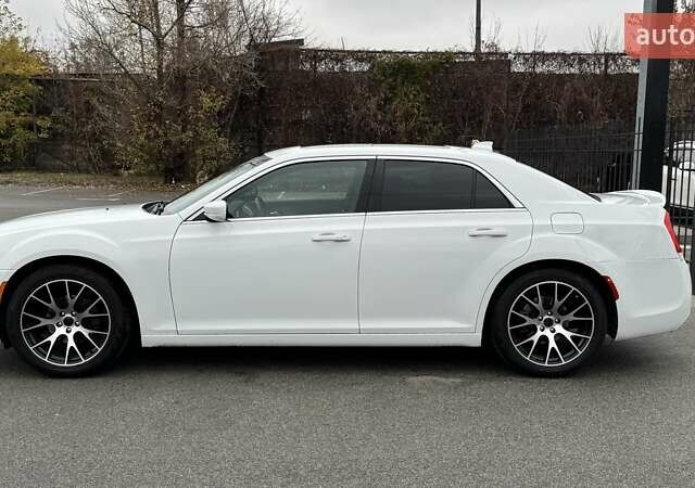 Белый Крайслер 300C, объемом двигателя 3.6 л и пробегом 165 тыс. км за 16800 $, фото 8 на Automoto.ua