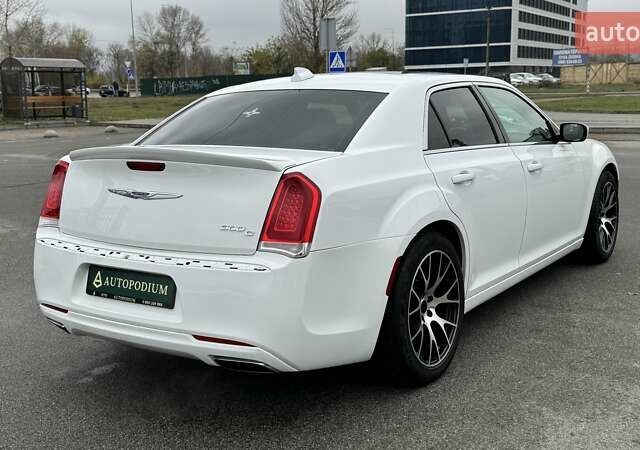 Белый Крайслер 300C, объемом двигателя 3.6 л и пробегом 165 тыс. км за 16800 $, фото 5 на Automoto.ua