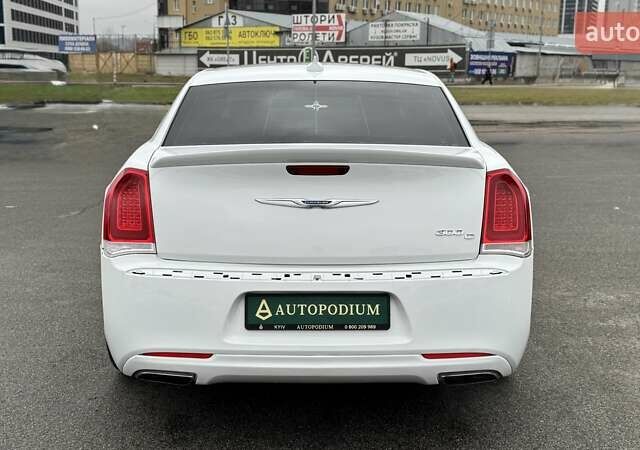 Белый Крайслер 300C, объемом двигателя 3.6 л и пробегом 165 тыс. км за 16800 $, фото 6 на Automoto.ua