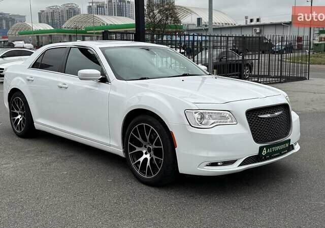Белый Крайслер 300C, объемом двигателя 3.6 л и пробегом 165 тыс. км за 16800 $, фото 3 на Automoto.ua