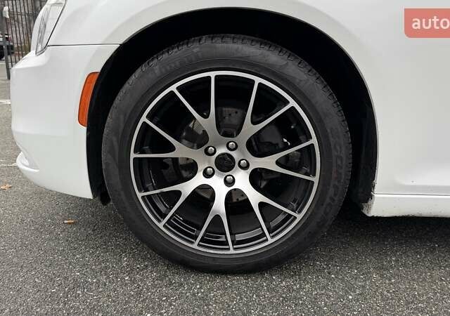 Белый Крайслер 300C, объемом двигателя 3.6 л и пробегом 165 тыс. км за 16800 $, фото 17 на Automoto.ua