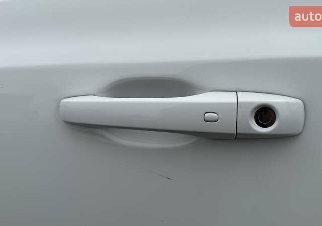 Белый Крайслер 300C, объемом двигателя 3.6 л и пробегом 165 тыс. км за 16800 $, фото 16 на Automoto.ua