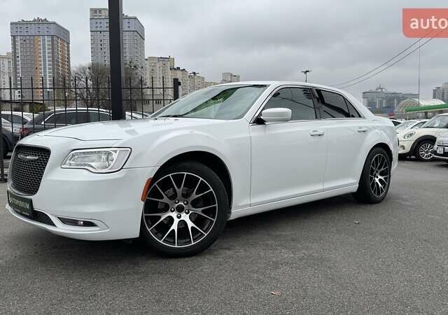 Белый Крайслер 300C, объемом двигателя 3.6 л и пробегом 165 тыс. км за 16800 $, фото 12 на Automoto.ua