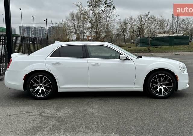 Белый Крайслер 300C, объемом двигателя 3.6 л и пробегом 165 тыс. км за 16800 $, фото 4 на Automoto.ua