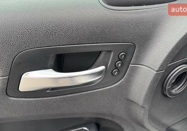 Белый Крайслер 300C, объемом двигателя 3.6 л и пробегом 165 тыс. км за 16800 $, фото 20 на Automoto.ua