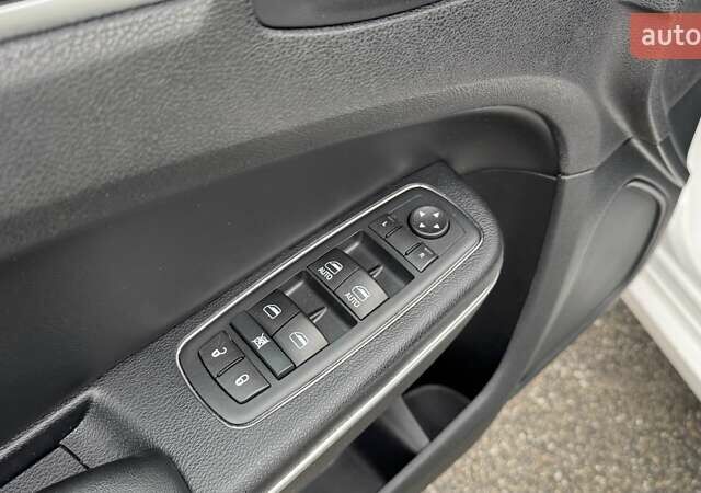 Белый Крайслер 300C, объемом двигателя 3.6 л и пробегом 165 тыс. км за 16800 $, фото 21 на Automoto.ua
