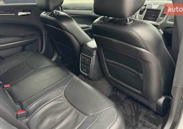 Белый Крайслер 300C, объемом двигателя 3.6 л и пробегом 165 тыс. км за 16800 $, фото 28 на Automoto.ua