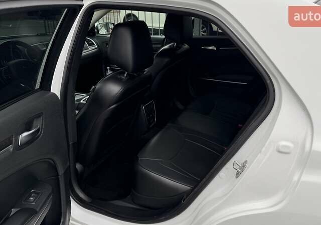 Белый Крайслер 300C, объемом двигателя 3.6 л и пробегом 165 тыс. км за 16800 $, фото 25 на Automoto.ua