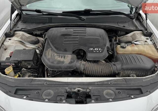 Белый Крайслер 300C, объемом двигателя 3.6 л и пробегом 165 тыс. км за 16800 $, фото 41 на Automoto.ua