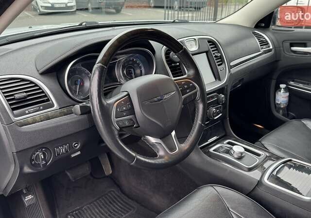 Белый Крайслер 300C, объемом двигателя 3.6 л и пробегом 165 тыс. км за 16800 $, фото 23 на Automoto.ua