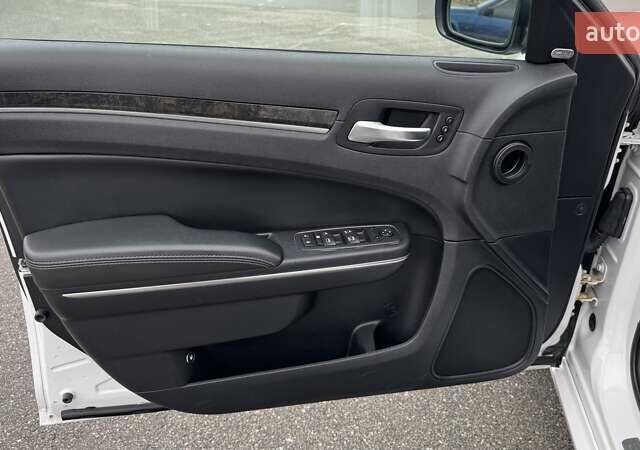 Белый Крайслер 300C, объемом двигателя 3.6 л и пробегом 165 тыс. км за 16800 $, фото 19 на Automoto.ua