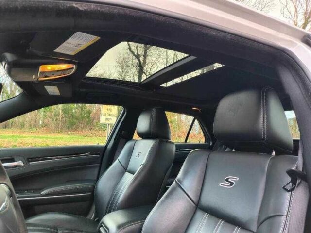 Белый Крайслер 300C, объемом двигателя 3.6 л и пробегом 15 тыс. км за 14900 $, фото 8 на Automoto.ua