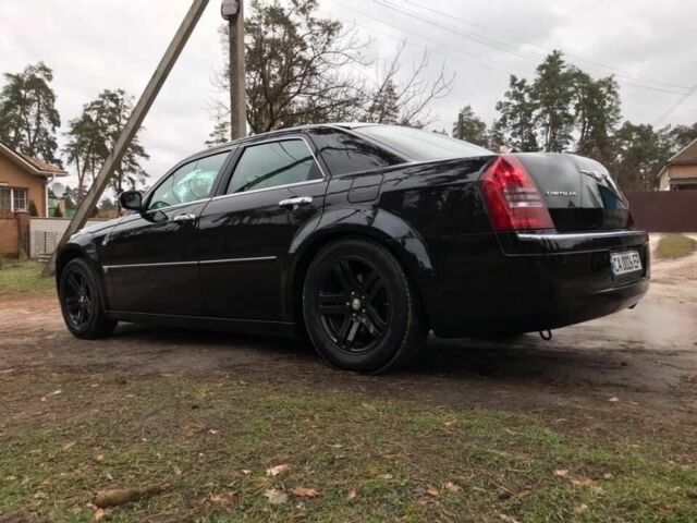 Черный Крайслер 300C, объемом двигателя 2.7 л и пробегом 280 тыс. км за 8700 $, фото 5 на Automoto.ua