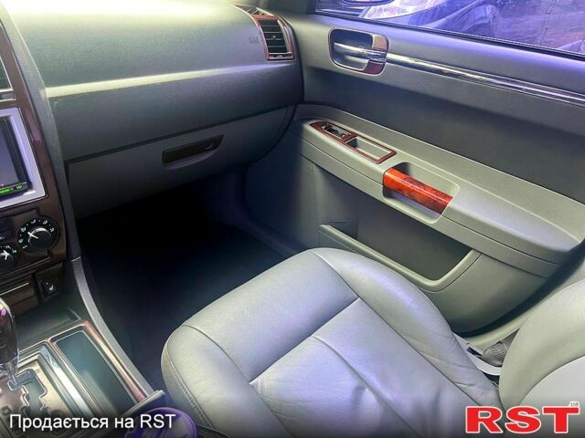 Чорний Крайслер 300C, об'ємом двигуна 3.5 л та пробігом 155 тис. км за 8000 $, фото 5 на Automoto.ua