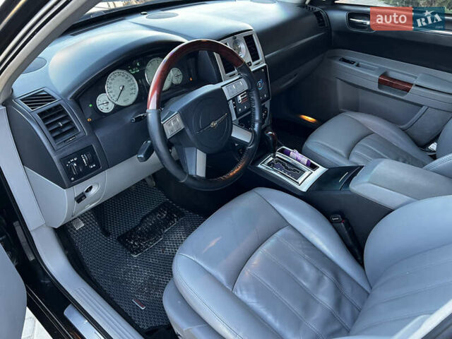 Черный Крайслер 300C, объемом двигателя 3.52 л и пробегом 300 тыс. км за 7200 $, фото 7 на Automoto.ua