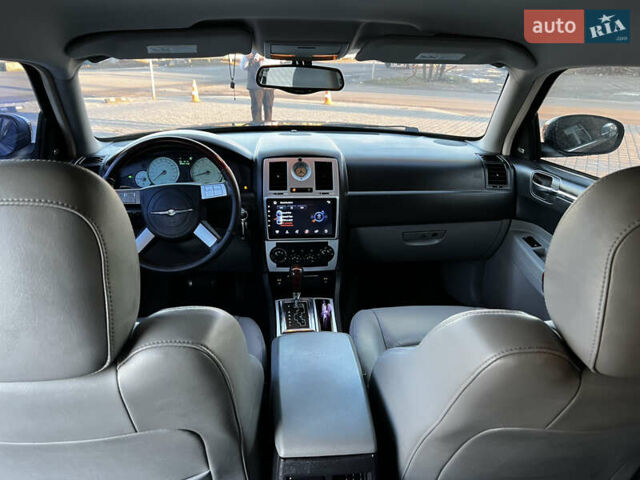 Черный Крайслер 300C, объемом двигателя 3.52 л и пробегом 300 тыс. км за 7200 $, фото 6 на Automoto.ua