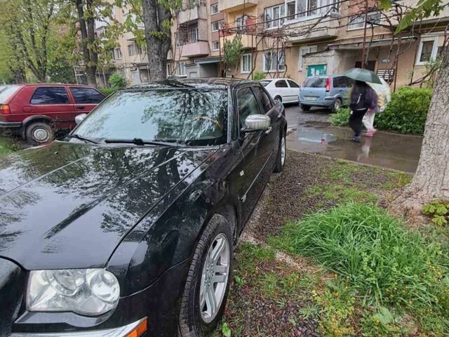 Черный Крайслер 300C, объемом двигателя 2.7 л и пробегом 195 тыс. км за 6500 $, фото 1 на Automoto.ua