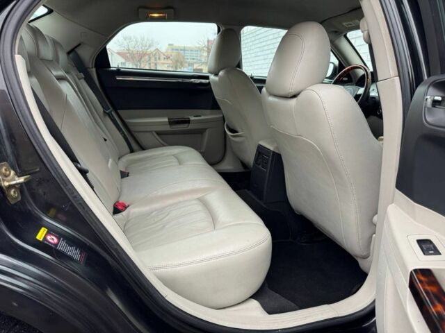 Черный Крайслер 300C, объемом двигателя 2.7 л и пробегом 235 тыс. км за 6500 $, фото 19 на Automoto.ua