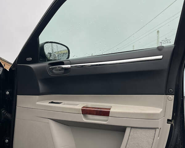 Черный Крайслер 300C, объемом двигателя 3.52 л и пробегом 277 тыс. км за 7000 $, фото 10 на Automoto.ua