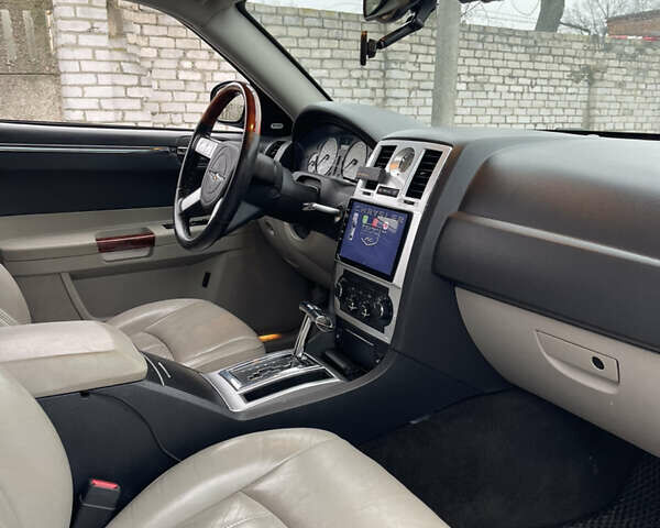 Черный Крайслер 300C, объемом двигателя 3.52 л и пробегом 277 тыс. км за 7000 $, фото 16 на Automoto.ua