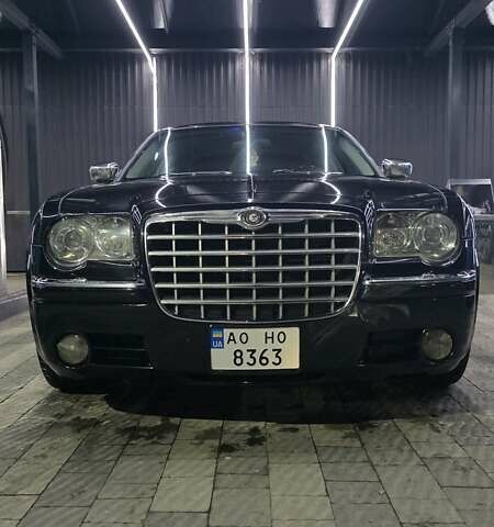 Черный Крайслер 300C, объемом двигателя 3.52 л и пробегом 220 тыс. км за 8800 $, фото 1 на Automoto.ua