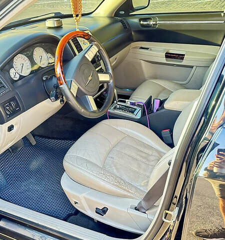 Черный Крайслер 300C, объемом двигателя 3.5 л и пробегом 270 тыс. км за 9500 $, фото 13 на Automoto.ua