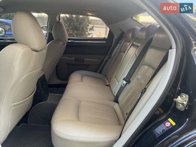 Чорний Крайслер 300C, об'ємом двигуна 2.74 л та пробігом 181 тис. км за 7500 $, фото 12 на Automoto.ua