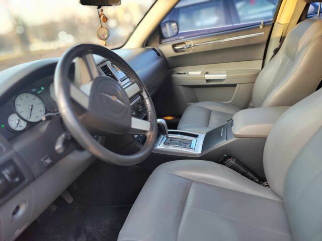 Черный Крайслер 300C, объемом двигателя 3.5 л и пробегом 320 тыс. км за 8300 $, фото 6 на Automoto.ua