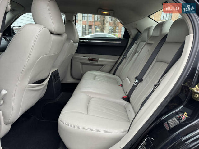 Чорний Крайслер 300C, об'ємом двигуна 2.74 л та пробігом 232 тис. км за 6500 $, фото 16 на Automoto.ua