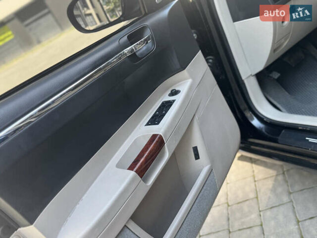 Чорний Крайслер 300C, об'ємом двигуна 2.74 л та пробігом 181 тис. км за 7500 $, фото 11 на Automoto.ua