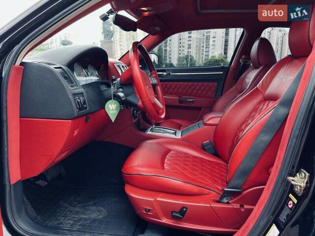 Черный Крайслер 300C, объемом двигателя 5.7 л и пробегом 77 тыс. км за 11500 $, фото 5 на Automoto.ua