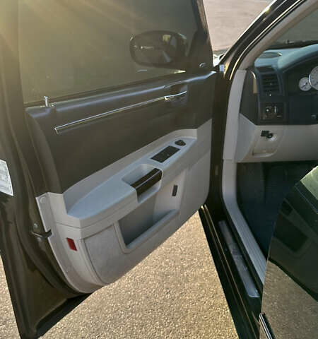 Черный Крайслер 300C, объемом двигателя 3.5 л и пробегом 270 тыс. км за 9500 $, фото 12 на Automoto.ua