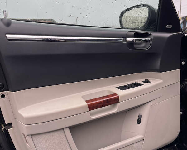 Черный Крайслер 300C, объемом двигателя 3.52 л и пробегом 277 тыс. км за 7000 $, фото 7 на Automoto.ua