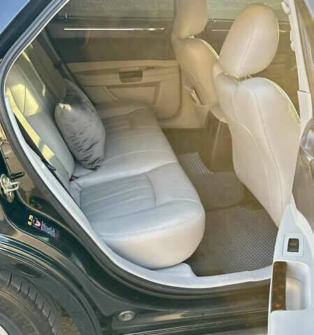 Черный Крайслер 300C, объемом двигателя 3.5 л и пробегом 270 тыс. км за 9500 $, фото 11 на Automoto.ua