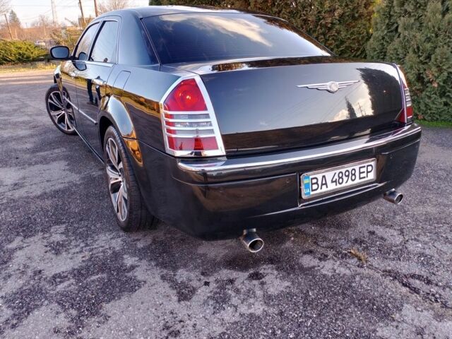 Черный Крайслер 300C, объемом двигателя 3.5 л и пробегом 202 тыс. км за 7593 $, фото 5 на Automoto.ua