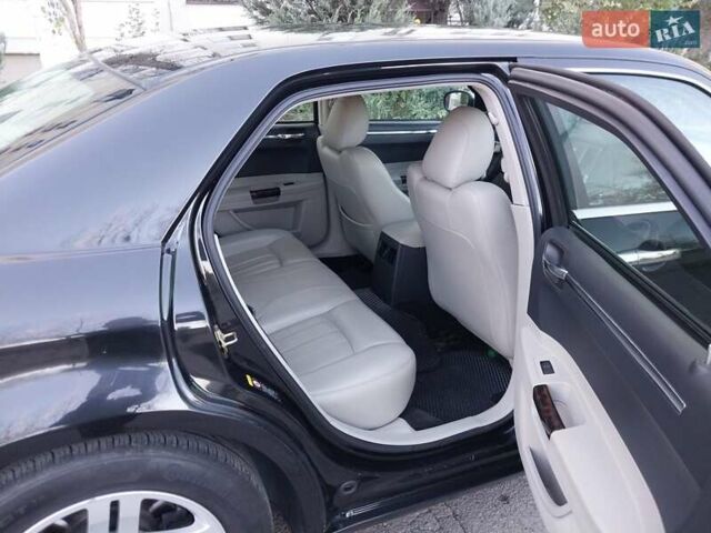 Чорний Крайслер 300C, об'ємом двигуна 2.74 л та пробігом 262 тис. км за 7250 $, фото 23 на Automoto.ua