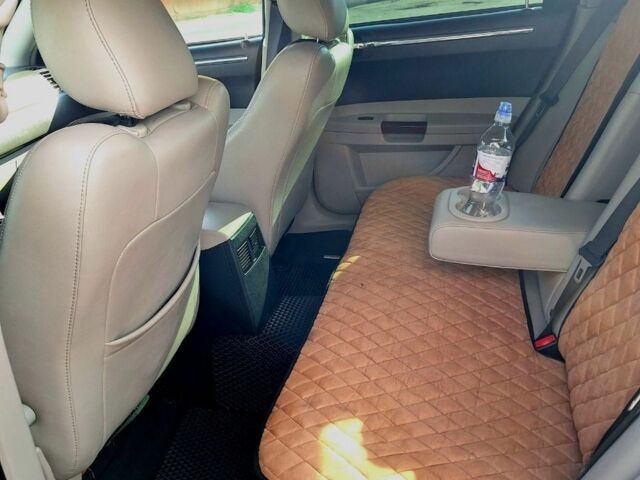 Черный Крайслер 300C, объемом двигателя 3.5 л и пробегом 275 тыс. км за 8200 $, фото 4 на Automoto.ua