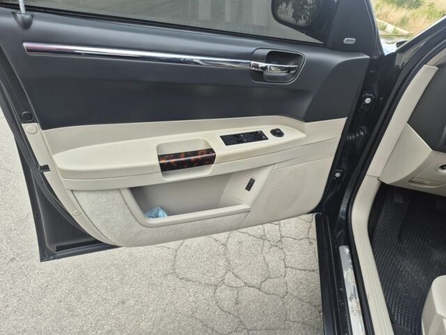 Чорний Крайслер 300C, об'ємом двигуна 2.7 л та пробігом 263 тис. км за 6856 $, фото 18 на Automoto.ua