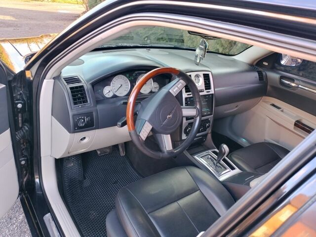 Черный Крайслер 300C, объемом двигателя 3.5 л и пробегом 202 тыс. км за 7593 $, фото 3 на Automoto.ua