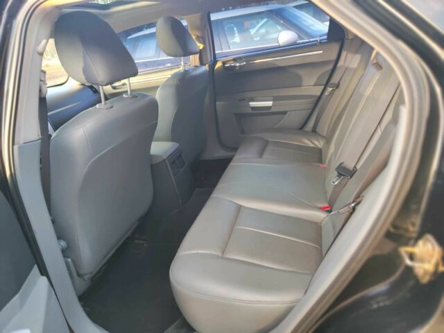 Черный Крайслер 300C, объемом двигателя 3.5 л и пробегом 320 тыс. км за 8300 $, фото 4 на Automoto.ua