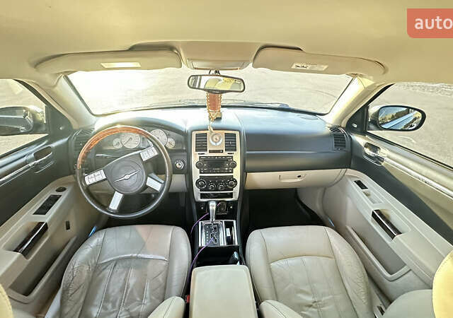 Черный Крайслер 300C, объемом двигателя 3.5 л и пробегом 270 тыс. км за 9500 $, фото 10 на Automoto.ua