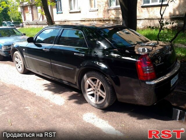 Черный Крайслер 300C, объемом двигателя 5.7 л и пробегом 237 тыс. км за 2900 $, фото 2 на Automoto.ua