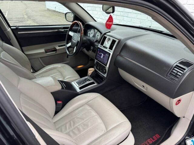 Черный Крайслер 300C, объемом двигателя 2.7 л и пробегом 235 тыс. км за 6500 $, фото 20 на Automoto.ua