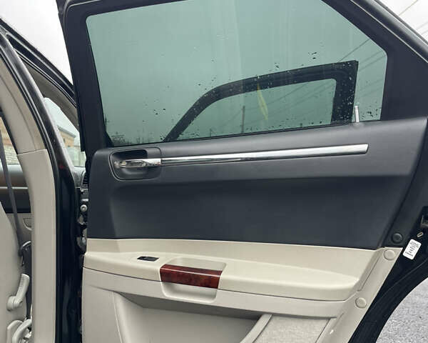 Черный Крайслер 300C, объемом двигателя 3.52 л и пробегом 277 тыс. км за 7000 $, фото 9 на Automoto.ua