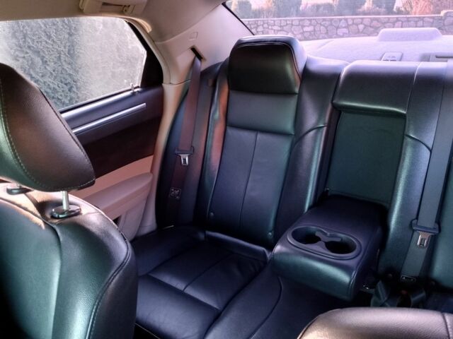 Черный Крайслер 300C, объемом двигателя 3.5 л и пробегом 202 тыс. км за 7593 $, фото 7 на Automoto.ua